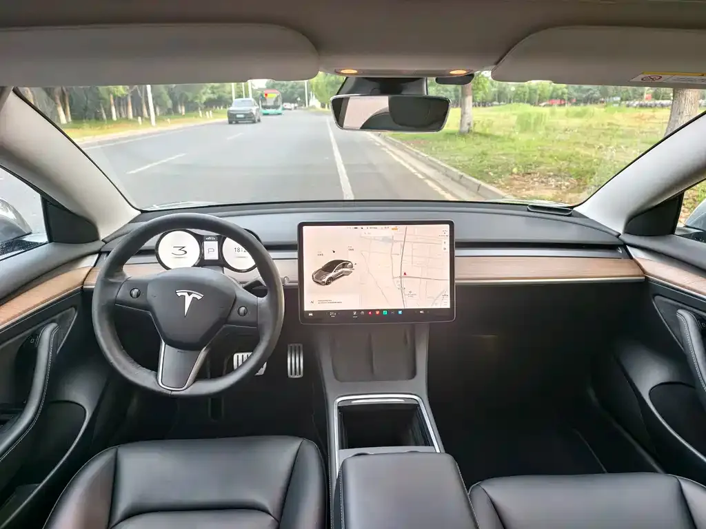 Tesla Model 3 — фото 3