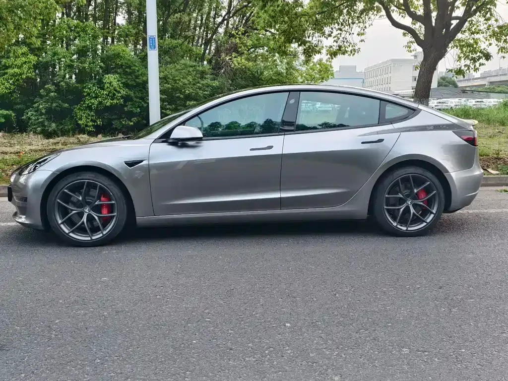 Tesla Model 3 — фото 4