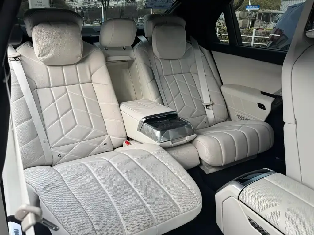 BMW i7 M70L 2025 из CN, фото 6