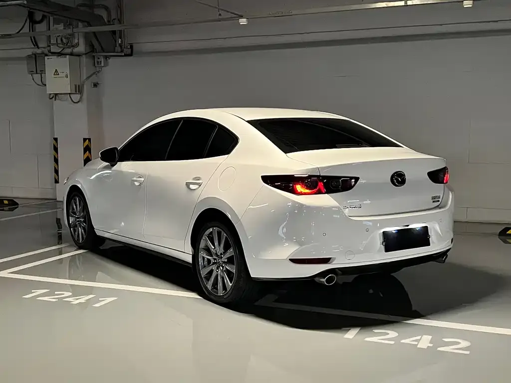 Mazda 3 Axela — фото 10