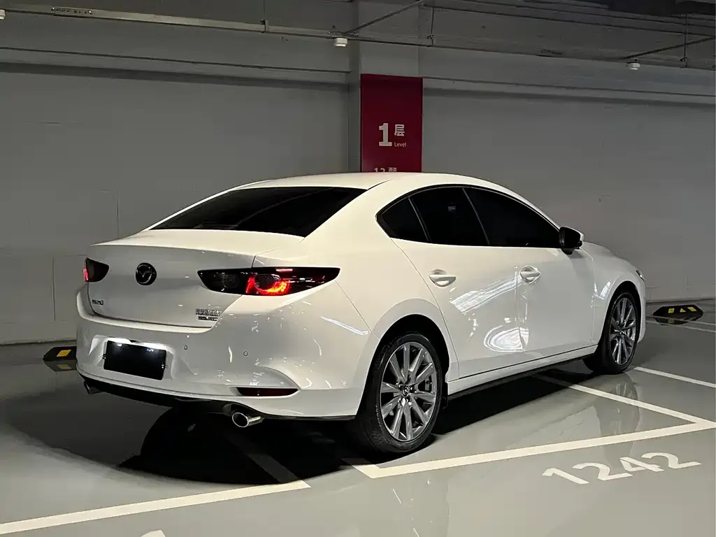 Mazda 3 Axela — фото 4