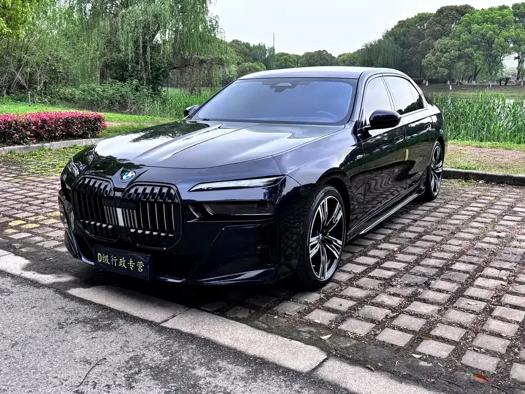 BMW 7 Series — фото 1