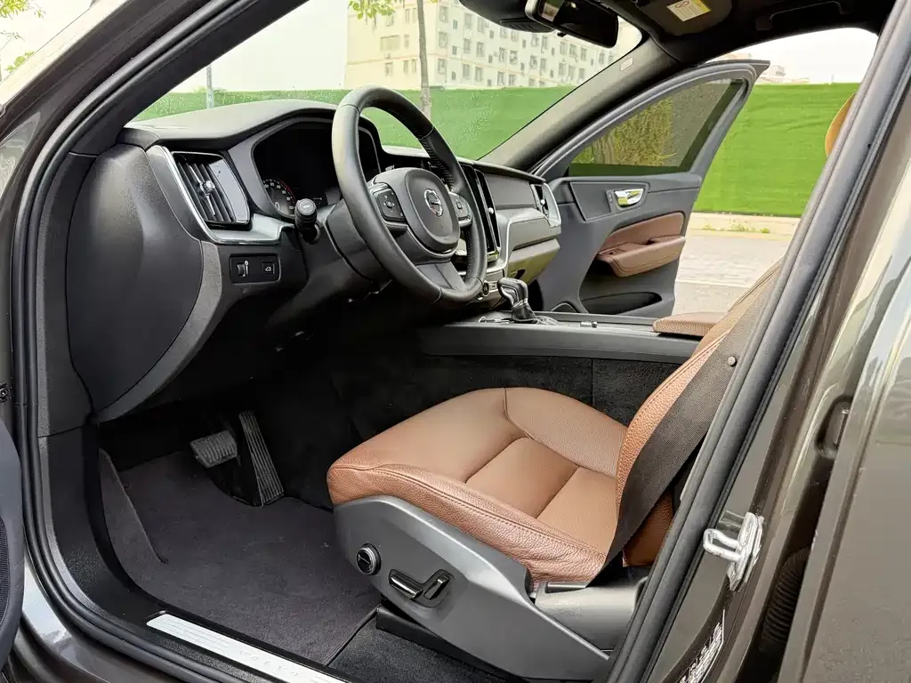 Volvo XC60 2021 из CN, фото 3