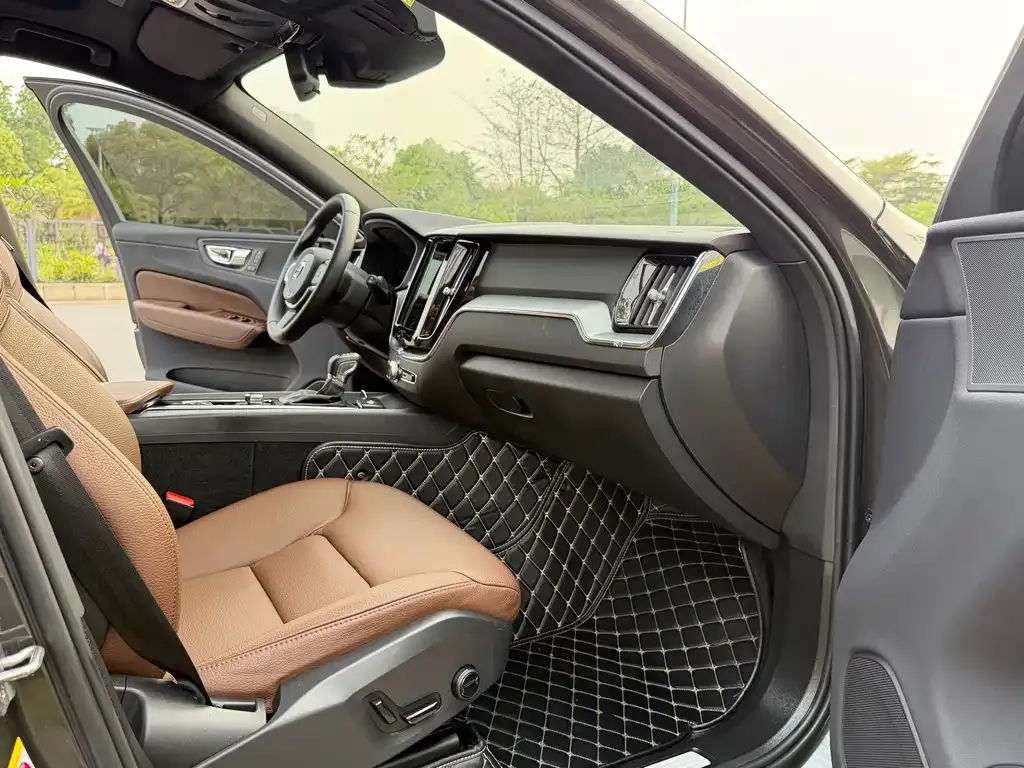 Volvo XC60 2021 из CN, фото 2