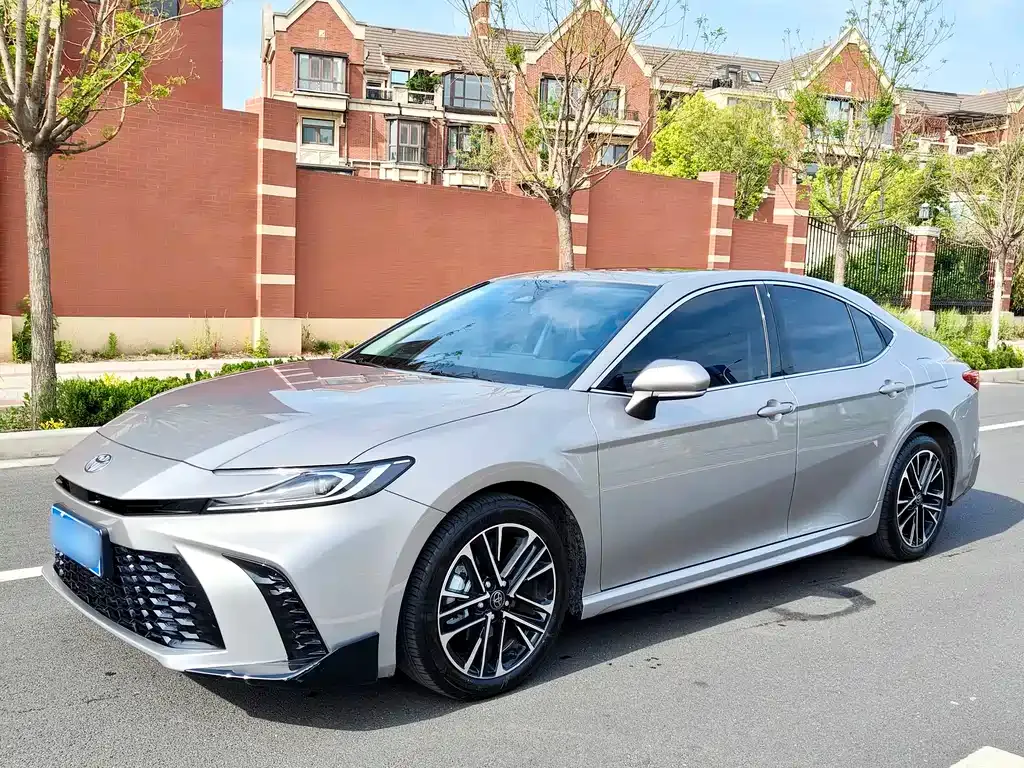 Toyota Camry — фото 1