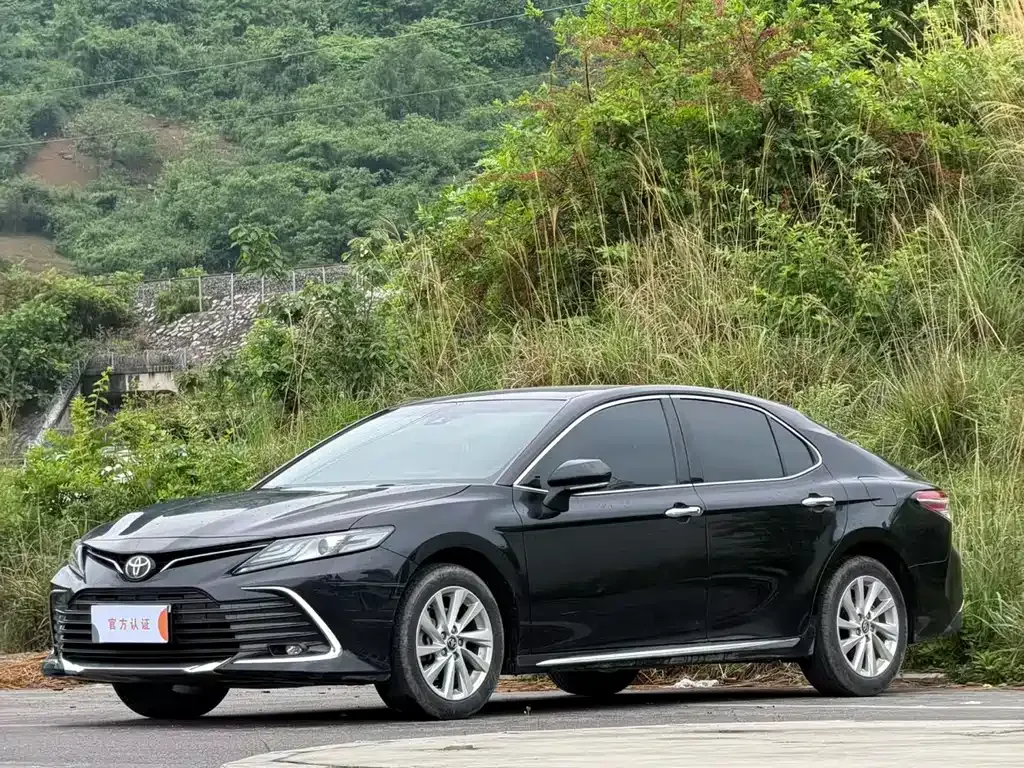 Toyota Camry — фото 1