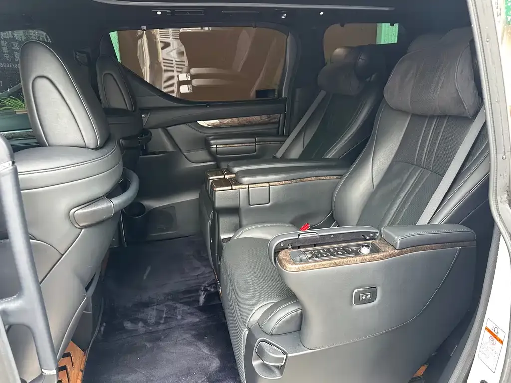 Toyota Alphard — фото 3