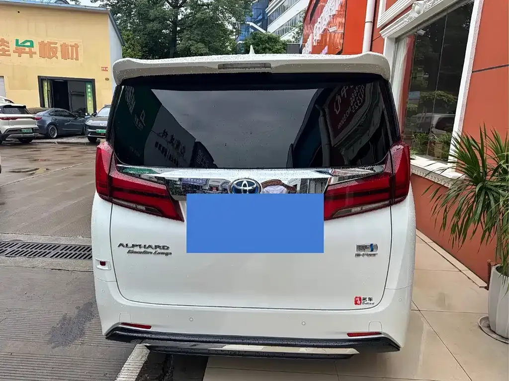Toyota Alphard — фото 9
