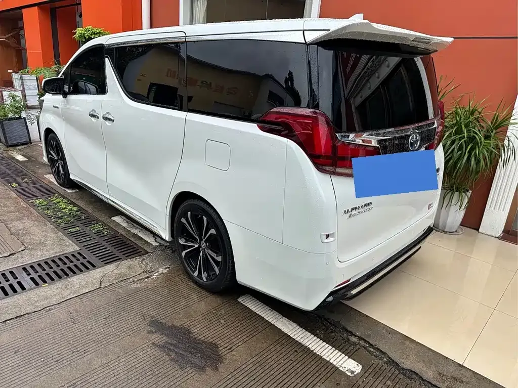 Toyota Alphard — фото 8