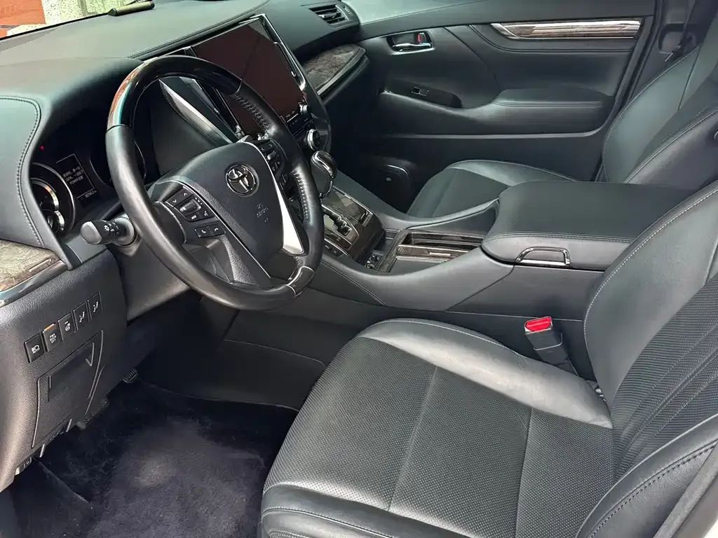 Toyota Alphard — фото 7