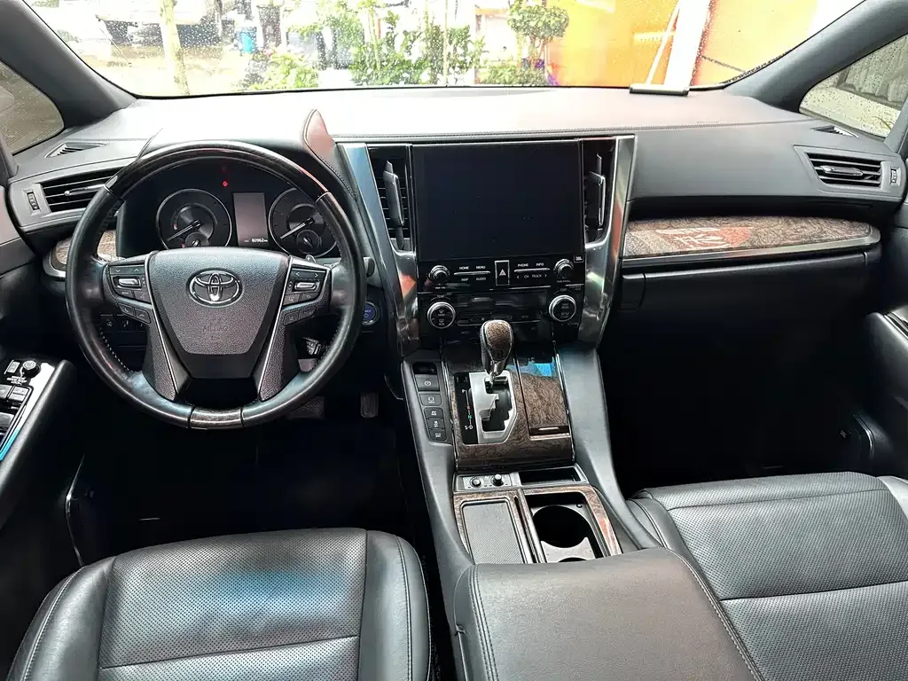 Toyota Alphard — фото 10