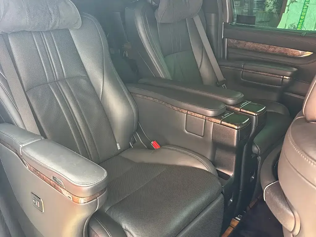 Toyota Alphard — фото 6