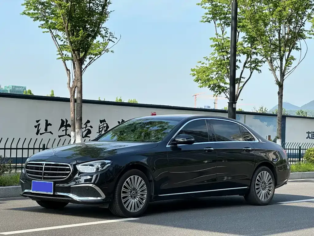 Mercedes-Benz E-Class — фото 1