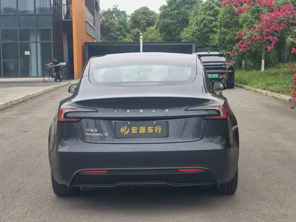 Tesla Model 3 — фото 10