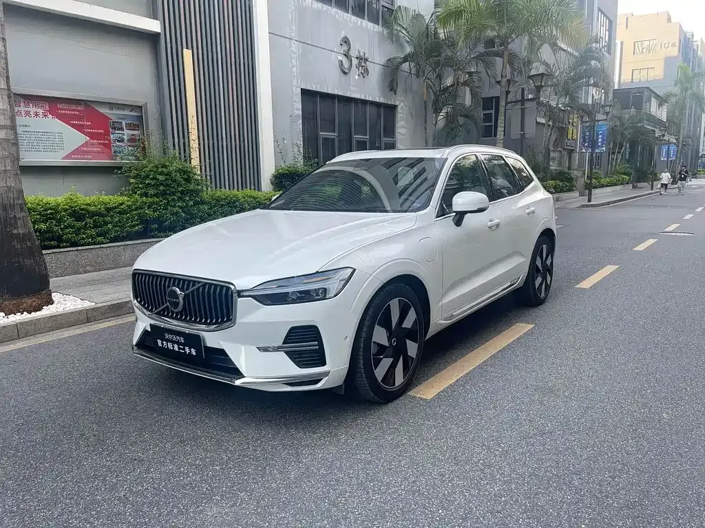 Volvo XC60 PHEV — фото 1