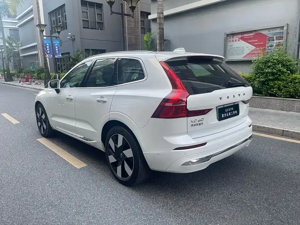 Volvo XC60 PHEV — фото 8