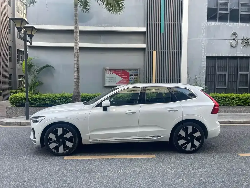 Volvo XC60 PHEV — фото 6