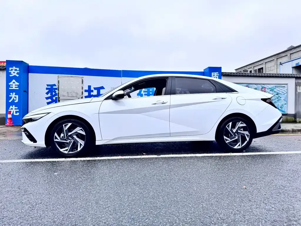 Hyundai Elantra — фото 5