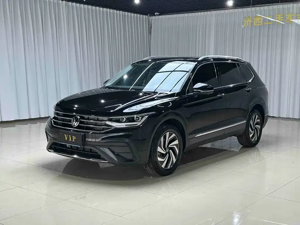 Volkswagen Tiguan L — фото 1