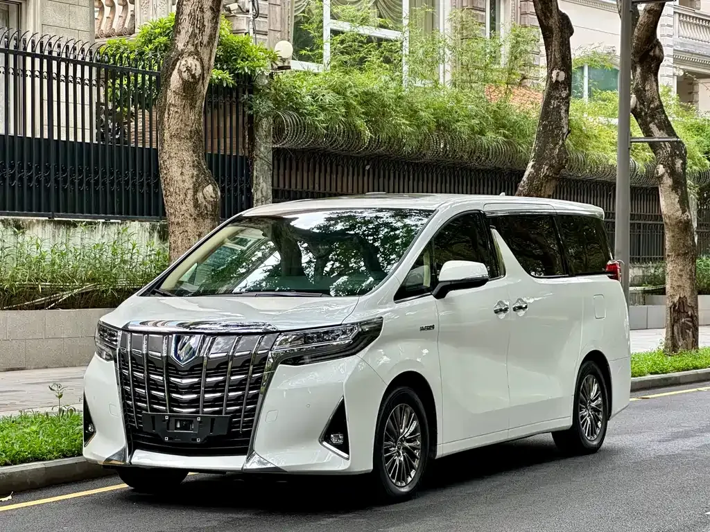 Toyota Alphard — фото 1