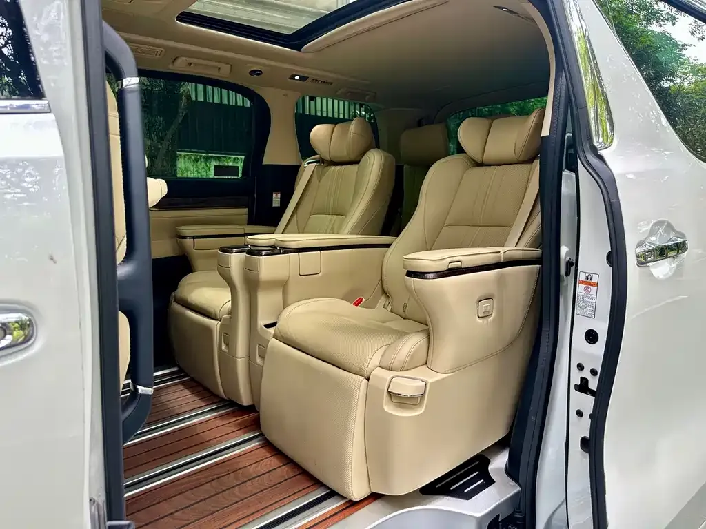 Toyota Alphard — фото 2