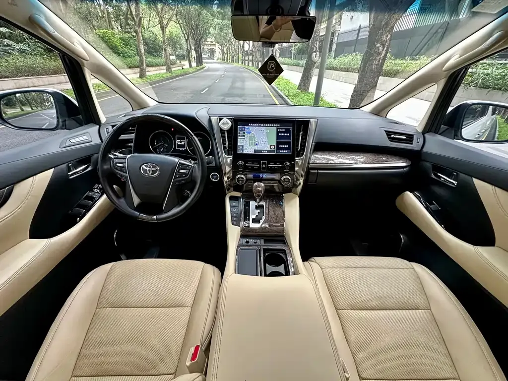 Toyota Alphard — фото 9