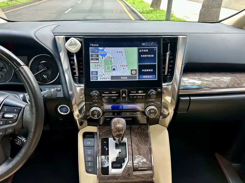 Toyota Alphard — фото 3