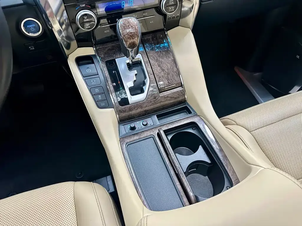 Toyota Alphard — фото 8