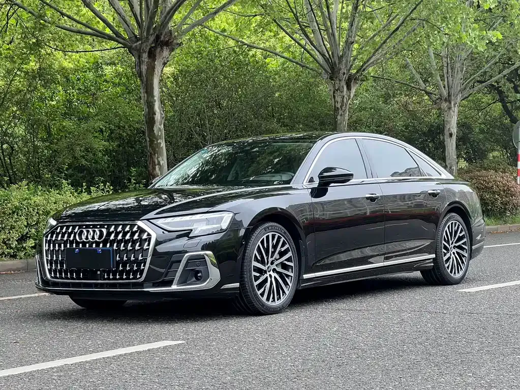 Audi A8 — фото 1