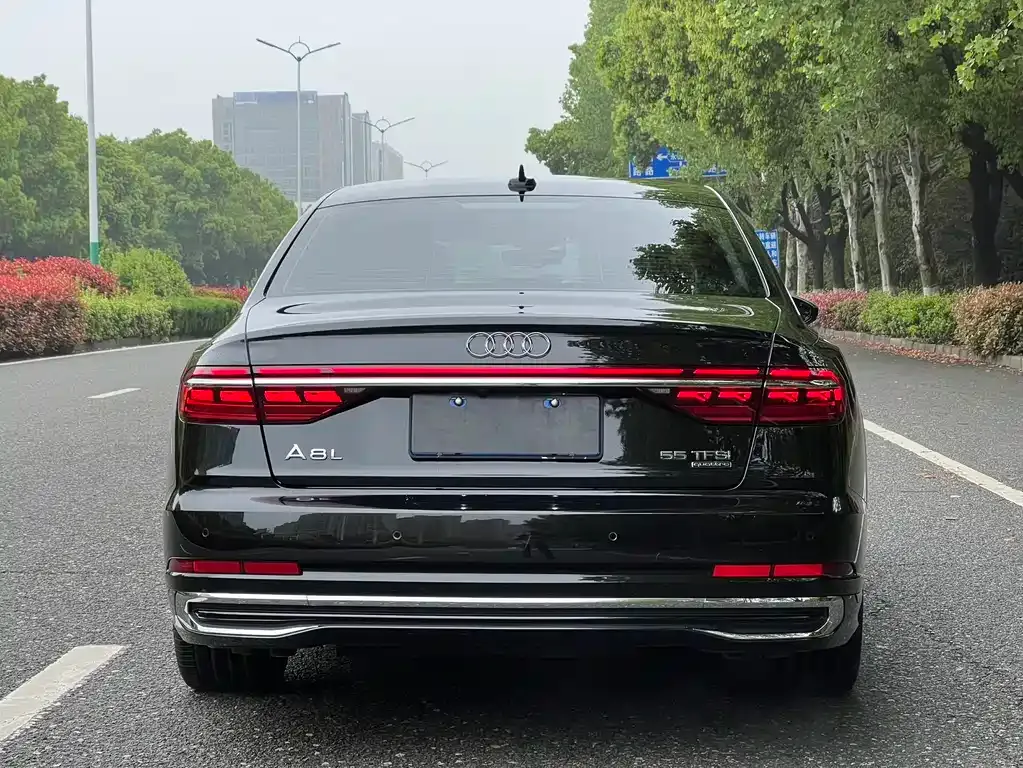 Audi A8 — фото 7