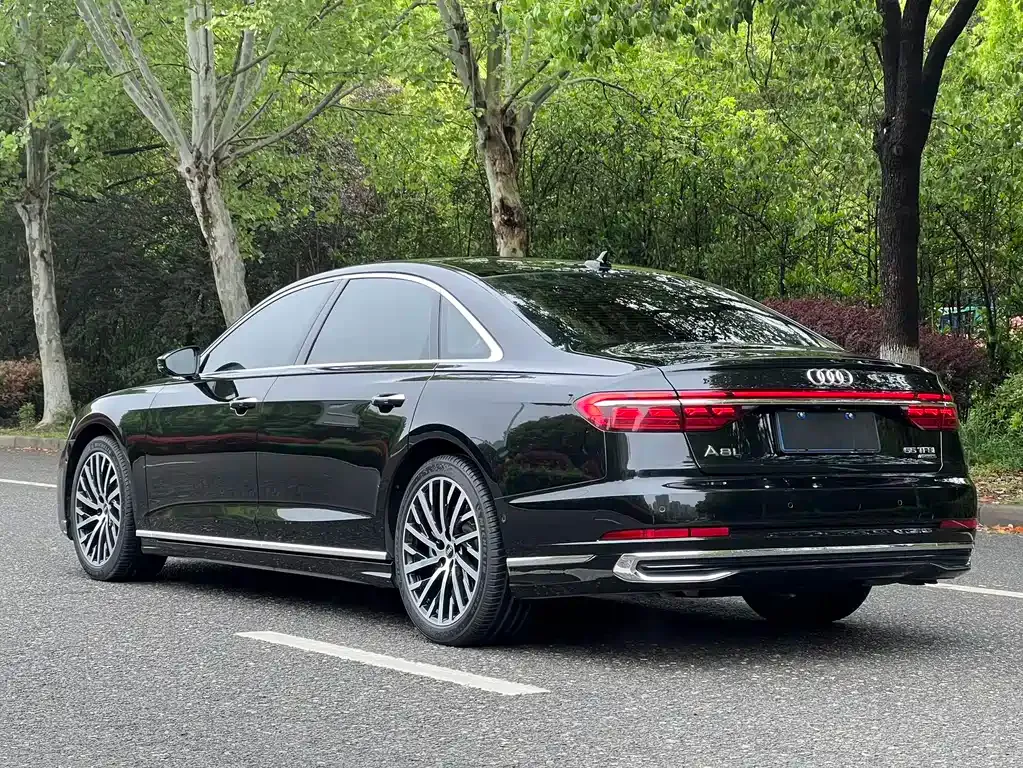 Audi A8 — фото 9