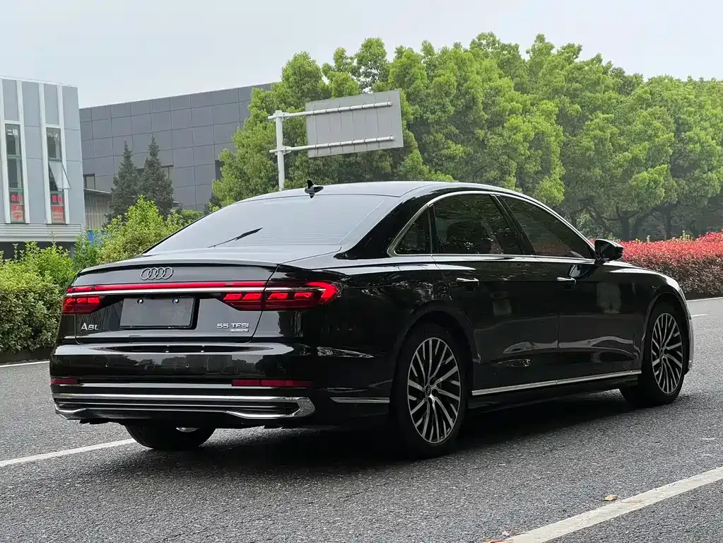 Audi A8 — фото 3