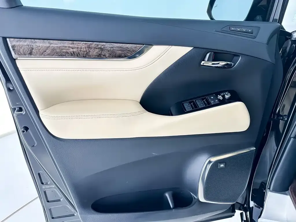 Toyota Vellfire — фото 9