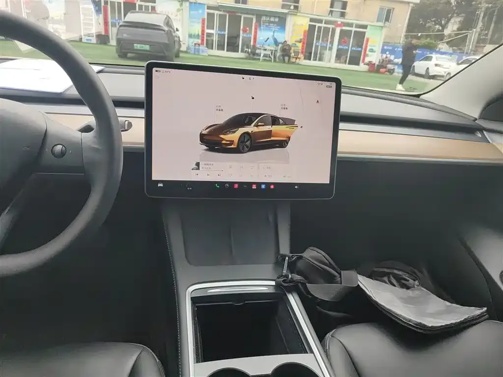 Tesla Model 3 — фото 4