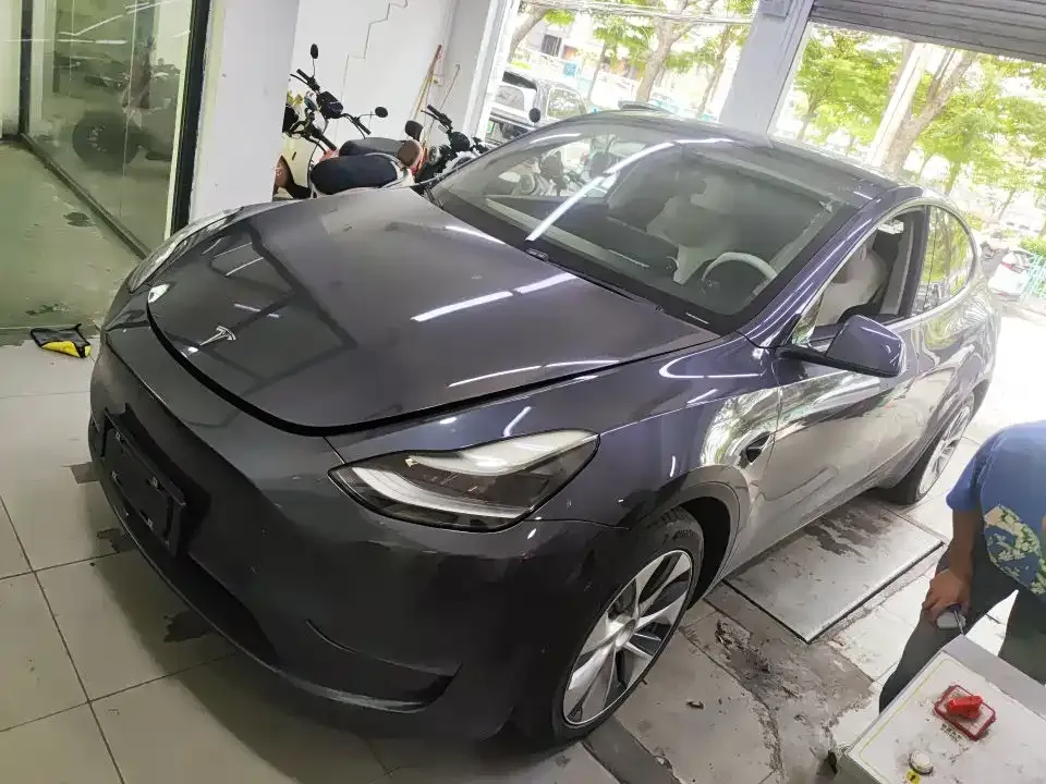 Tesla Model Y — фото 1