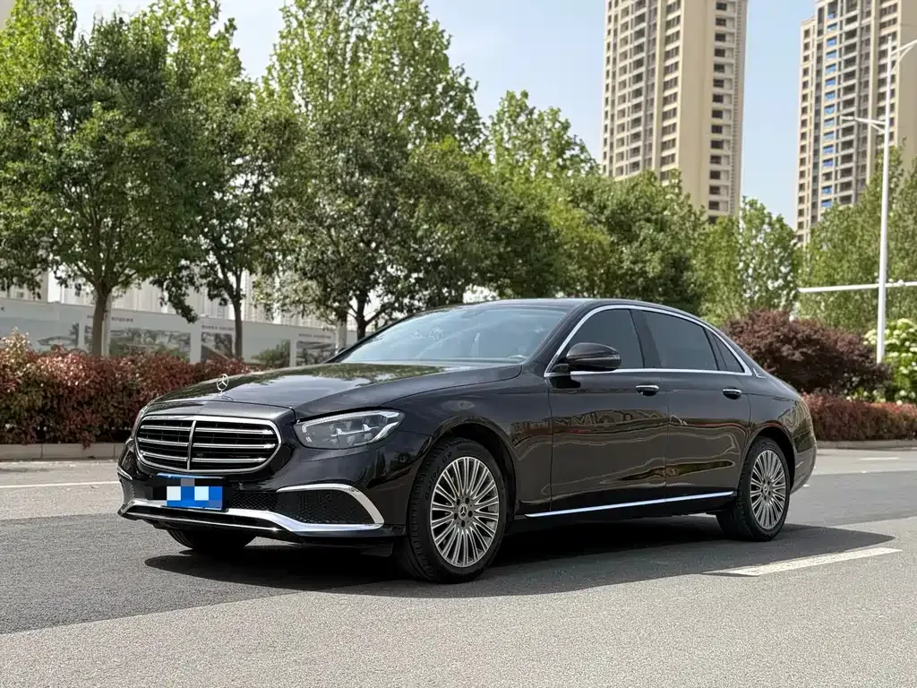 Mercedes-Benz E-Class — фото 1