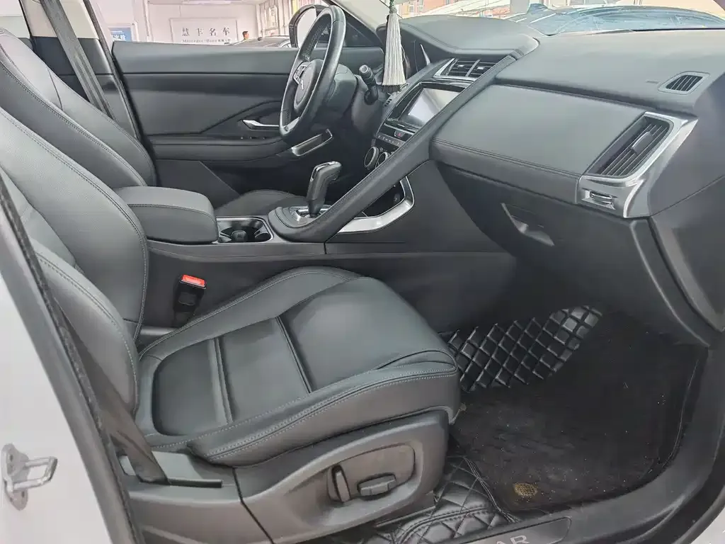 Jaguar E-PACE — фото 10