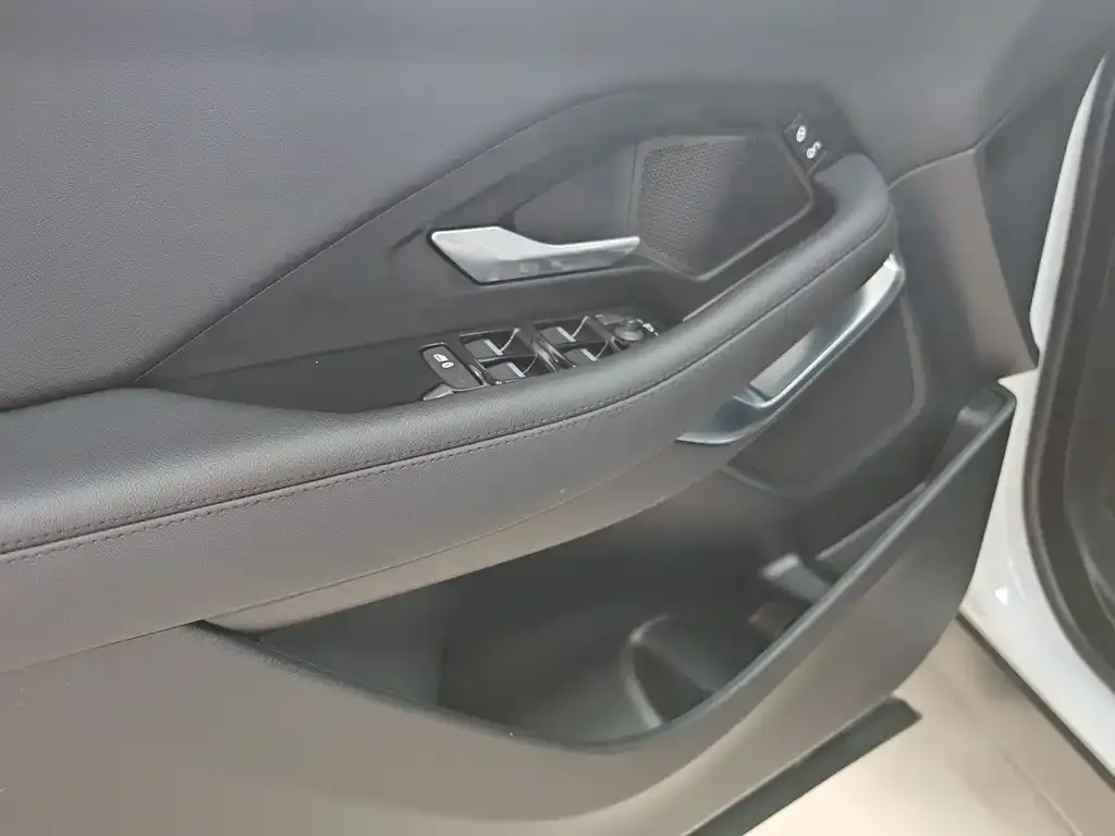 Jaguar E-PACE — фото 3