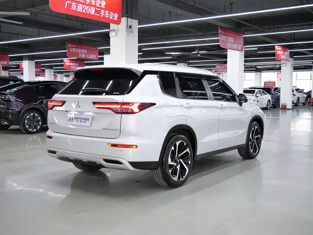 Mitsubishi Outlander — фото 7