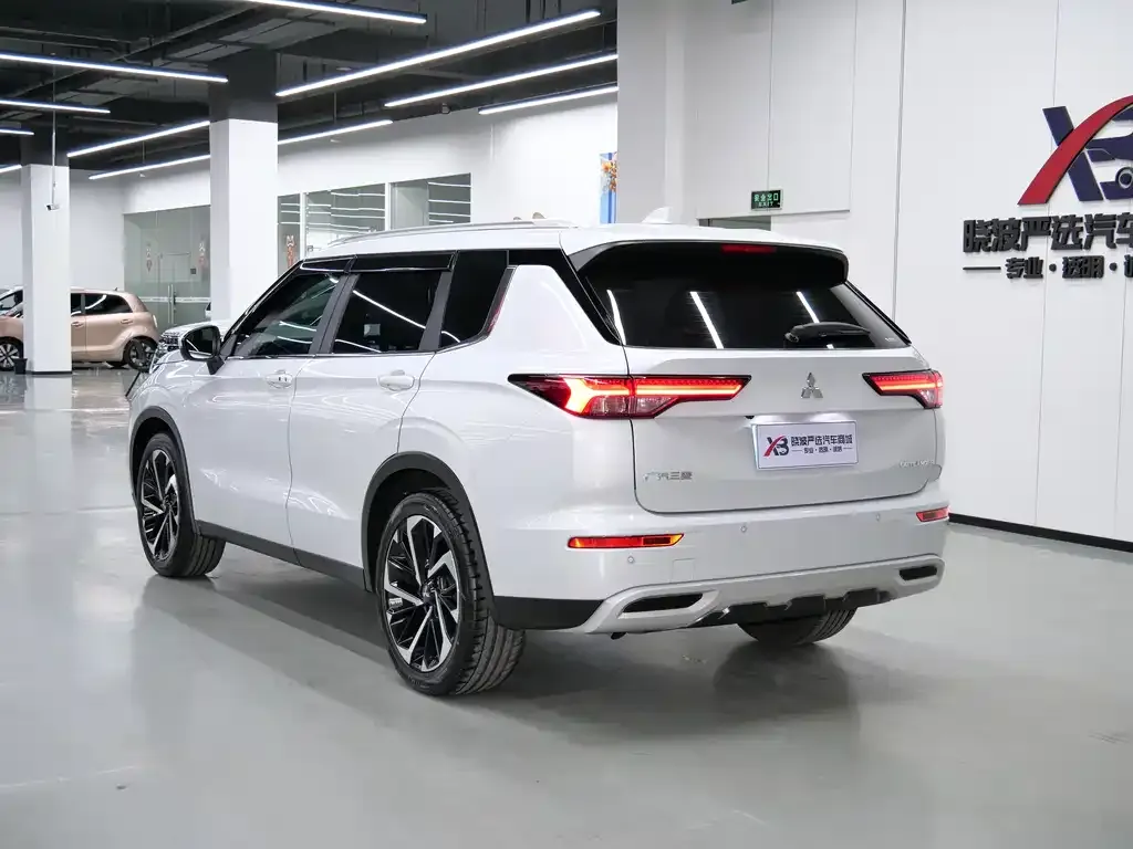 Mitsubishi Outlander — фото 5