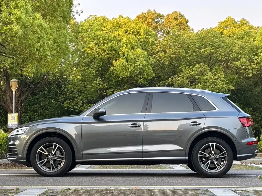 Audi Q5L — фото 10