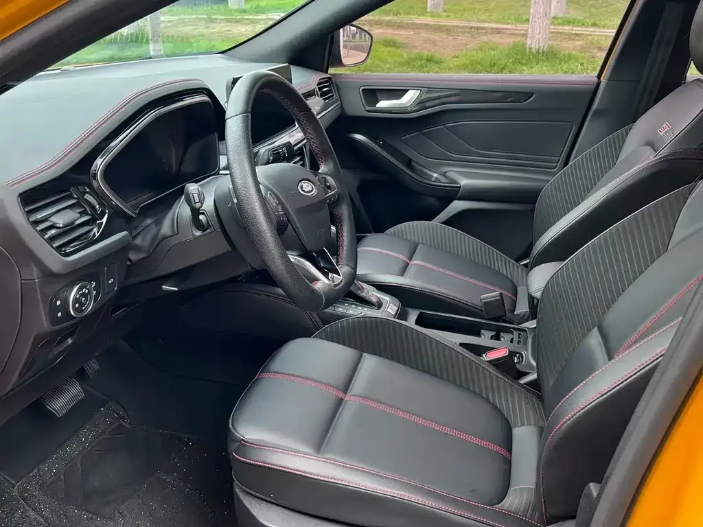 Ford Focus 2023 из CN, фото 2