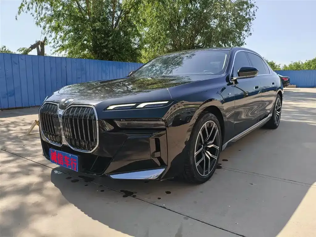 BMW 7 Series — фото 1
