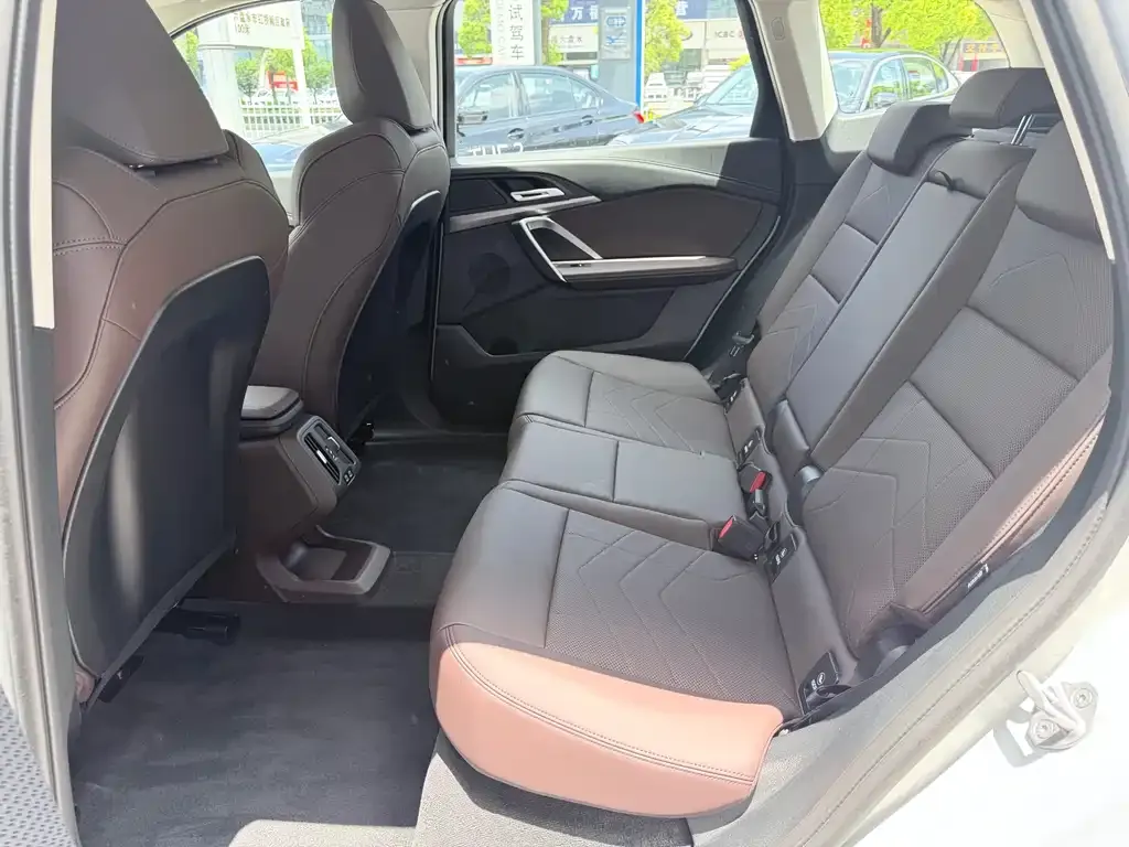 BMW iX1 2025 из CN, фото 2