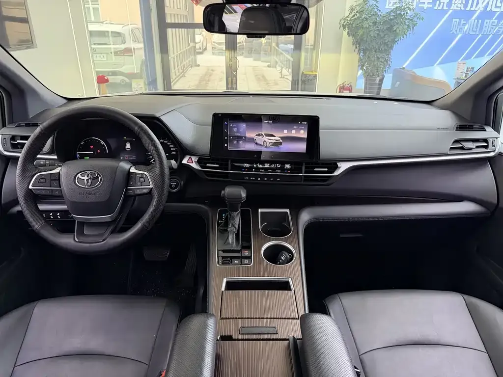 Toyota Granvia — фото 8