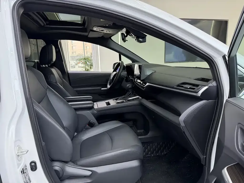 Toyota Granvia — фото 4