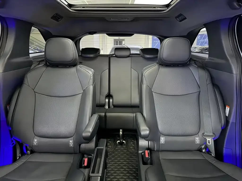 Toyota Granvia — фото 6