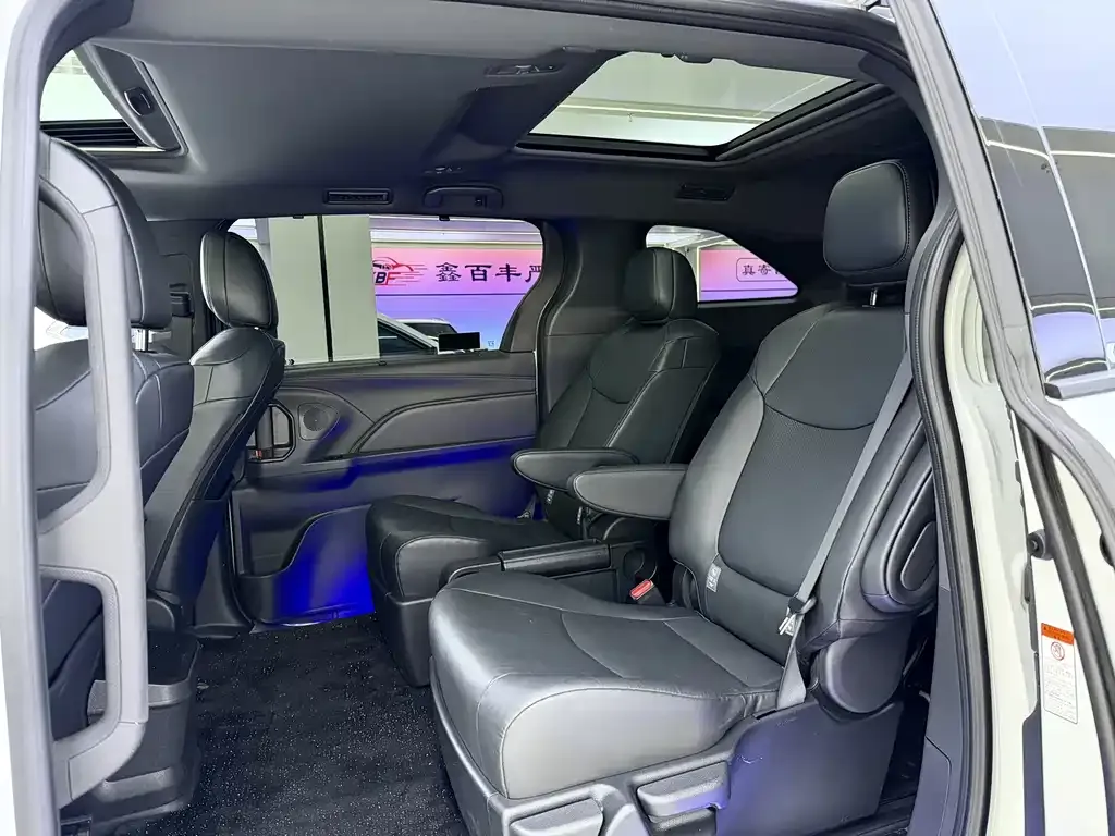 Toyota Granvia — фото 5