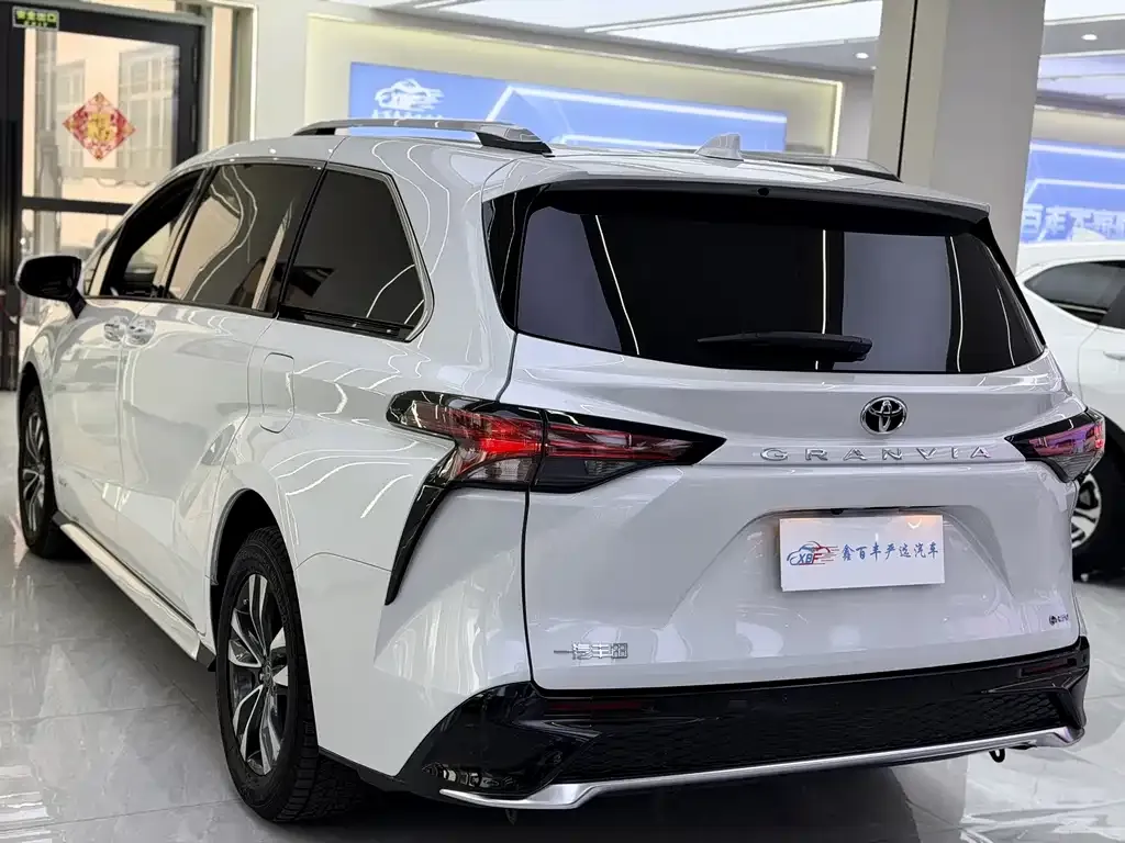 Toyota Granvia — фото 7