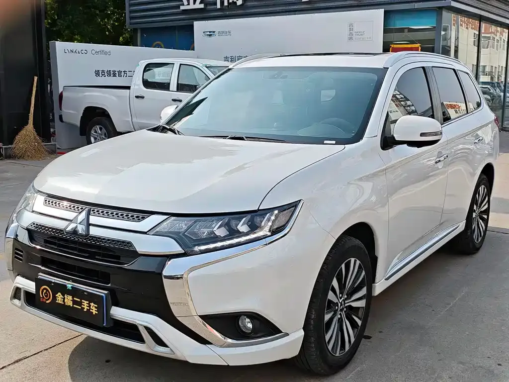 Mitsubishi Outlander — фото 1